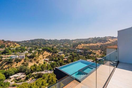 Luxurious Villa in BH Pool, Spa, Theater, Views in Los Angeles, USA