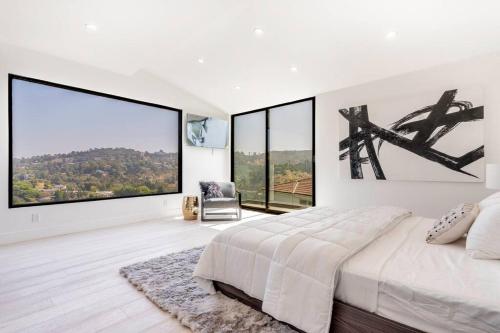 Luxurious Villa in BH Pool, Spa, Theater, Views in Los Angeles, USA