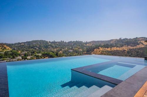 Luxurious Villa in BH Pool, Spa, Theater, Views in Los Angeles, USA