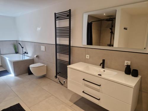 Fürdőszoba, Ferienwohnung am See - Erdgeschoss - Ruhige Lage - Eigener Garten in Borken-Hessen