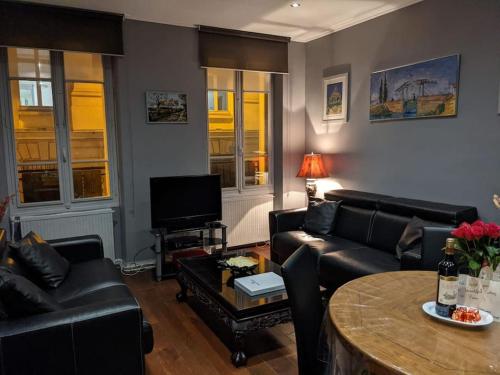 2 bd 16th Arrondissement Trocadero Sleeps 4 to 6 Eiffel Tower, París