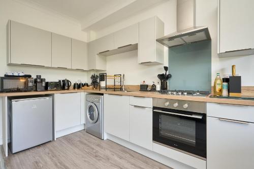 Beautiful Large One Bed Apt With Stunning Views & Parking - Close To Ventnor & Beaches (Riviera View - A Stunning Large 1 Bed Apt - Private Parking - 5 Mins To Beach - Dog Friendly - Close) in Östra Ventnor