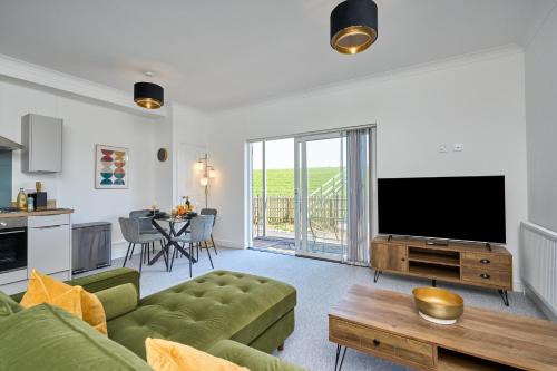 Beautiful Large One Bed Apt With Stunning Views & Parking - Close To Ventnor & Beaches (Riviera View - A Stunning Large 1 Bed Apt - Private Parking - 5 Mins To Beach - Dog Friendly - Close) in Östra Ventnor