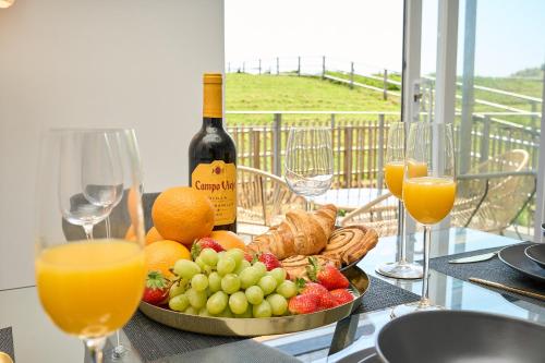 Beautiful Large One Bed Apt With Stunning Views & Parking - Close To Ventnor & Beaches (Riviera View - A Stunning Large 1 Bed Apt - Private Parking - 5 Mins To Beach - Dog Friendly - Close) in Östra Ventnor