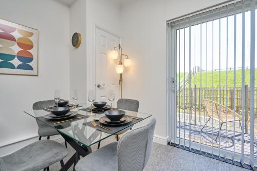 Beautiful Large One Bed Apt With Stunning Views & Parking - Close To Ventnor & Beaches (Riviera View - A Stunning Large 1 Bed Apt - Private Parking - 5 Mins To Beach - Dog Friendly - Close) in Östra Ventnor