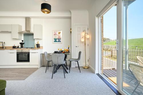 Beautiful Large One Bed Apt With Stunning Views & Parking - Close To Ventnor & Beaches (Riviera View - A Stunning Large 1 Bed Apt - Private Parking - 5 Mins To Beach - Dog Friendly - Close) in Östra Ventnor