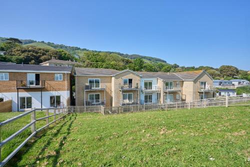Beautiful Large One Bed Apt With Stunning Views & Parking - Close To Ventnor & Beaches (Riviera View - A Stunning Large 1 Bed Apt - Private Parking - 5 Mins To Beach - Dog Friendly - Close) in Östra Ventnor