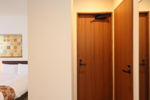 Deluxe Twin Room image 10