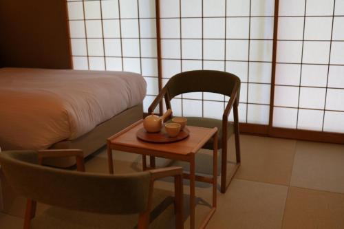 Superior Twin Room with Garden View image 5