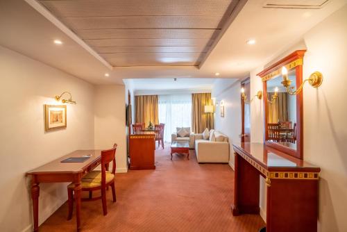 Azal Pyramids Hotel - image 2