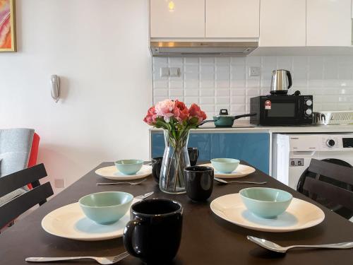 Comfy & Stylish 2BR Continew Apt Near IKEA and TRX - image 9