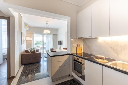 Luxury Beachfront Suite in Voula Premium 2-Bedroom Stay, Афины