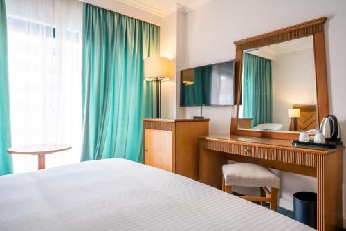 Azal Pyramids Hotel - image 10