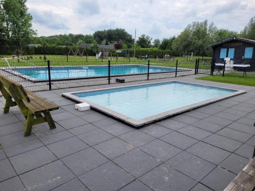 Úszómedence, Holiday Home Friesland near the Wadden Sea with Wifi and 3 Bedrooms in Tzummarum