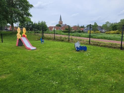 Úszómedence, Holiday Home Friesland near the Wadden Sea with Wifi and 3 Bedrooms in Tzummarum