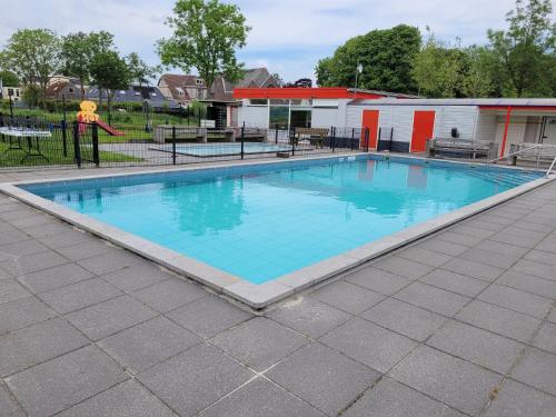Úszómedence, Holiday Home Friesland near the Wadden Sea with Wifi and 3 Bedrooms in Tzummarum