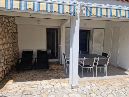 Cozy apartment near beach in Gajac in Skunca