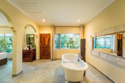 Honeymoon Suite image 4