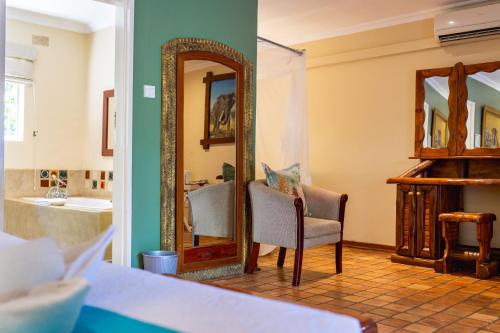 Classic Triple Suite image 7