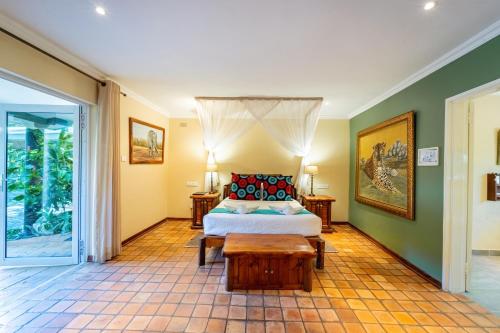 Classic Triple Suite image 3