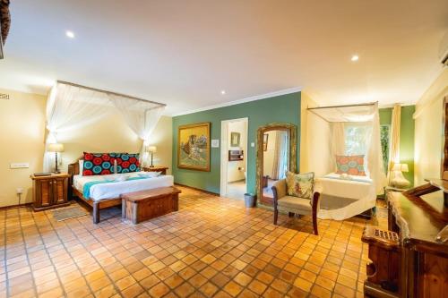 Classic Triple Suite image 2
