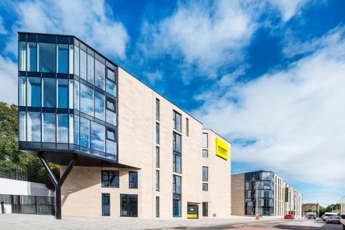 Destiny Student - Holyrood (Brae House), Эдинбург