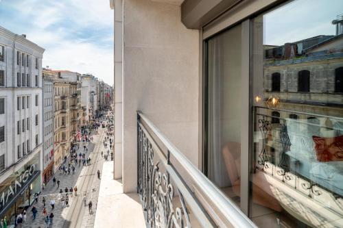 Studio with Balcony image 9