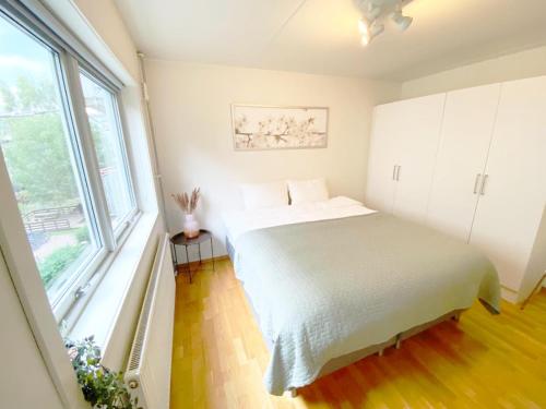 City center 2 bedroom flat w/ balcony & free parking