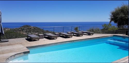 Villa luxueuse moderne avec piscine & récemment rénovée, vue mer exceptionnelle!