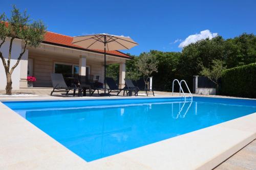 Villa with Swimming Pool