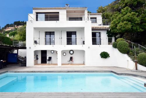 Villa luxueuse moderne avec piscine & récemment rénovée, vue mer exceptionnelle! - Location saisonnière - Cavalaire-sur-Mer