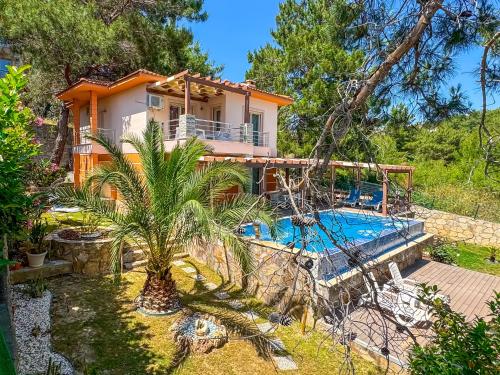 Vedere exterior, Villa Siesta – Luxury Private Pool Villa Surrounded by Pine Trees in Faleza Kusadasi