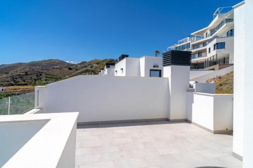 Three-Bedroom Apartment with Sea View image 8
