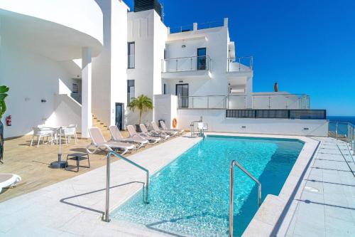 Three-Bedroom Apartment with Sea View image 7