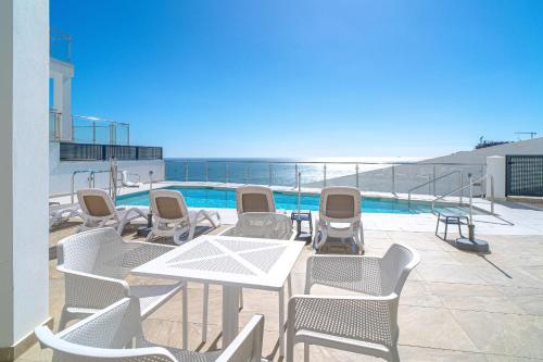 Three-Bedroom Apartment with Sea View image 6