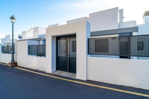 Three-Bedroom Apartment with Sea View image 3