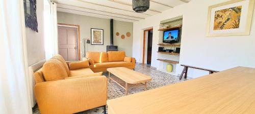 sala de TV, Le Mas des Fontettes, gite 14 personnes, piscine chauffée, propriété 5ha, barbecue (Le Mas des Fontettes, gite 14 personnes, piscine chauffee, propriete 5ha, barbecue) in Cavaillon