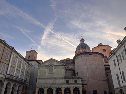 ROSSENA HOME tranquillo appartamento, con giardino, vicino al centro ed all'Ospedale Santa Maria Nuova SMN