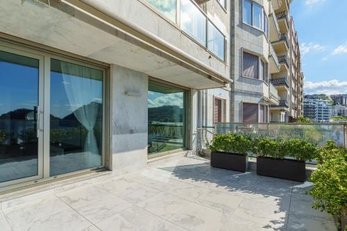 Five-Bedroom Premium Apartment image 8