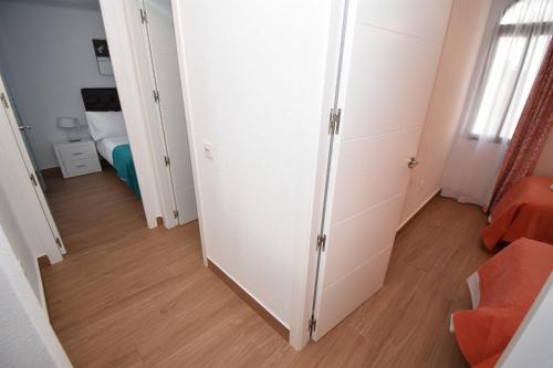 Modern Apt Walking distance to Shops and Beach - image 2