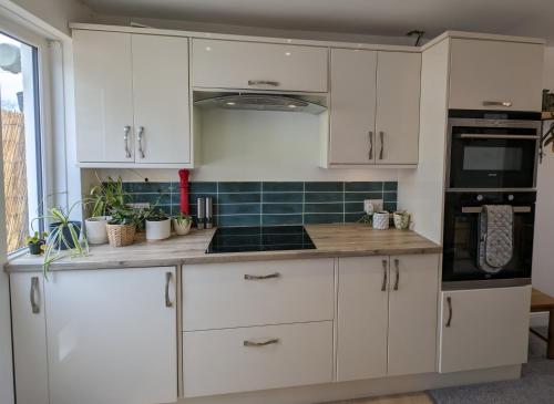 Kitchen, Chy Lowen Private rooms with kitchen, dining room and garden access close to Eden Project & beaches in Saint Blazey