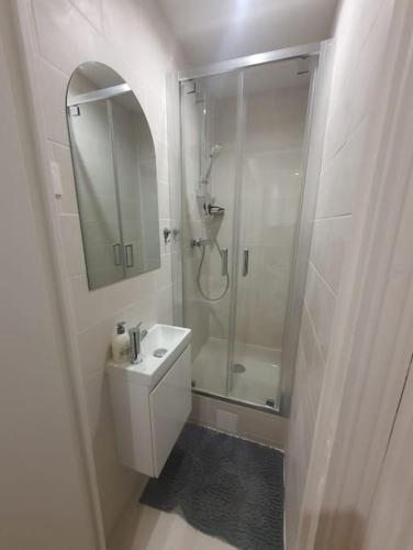 Shower, Appartement T2 aux portes de Paris near Curry House