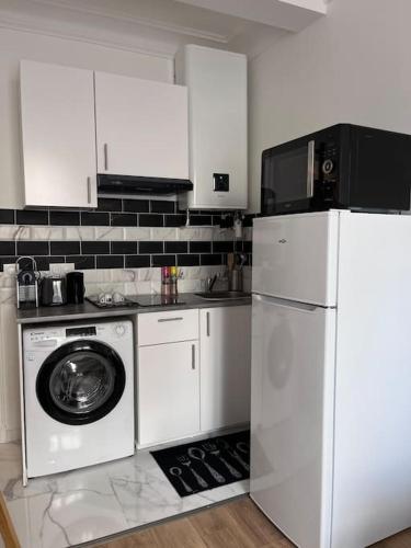 Kitchen, Appartement T2 aux portes de Paris near Curry House