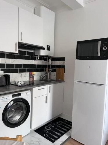 Kitchen, Appartement T2 aux portes de Paris near Curry House