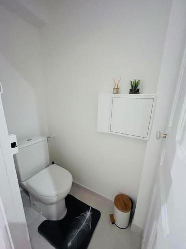 Bathroom, Appartement T2 aux portes de Paris near Curry House