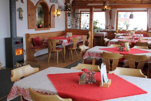 Pfeiffer Alm am Sonnenhang mit Blick auf die Zugspitze Pfeiffer Alm am Sonnenhang mit Blick auf die Zugspitze