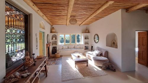 Akasha Mountain Retreat, new location in 里弗斯