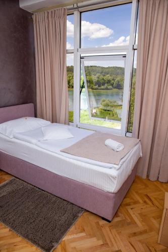 1 queen bed, 1 twin bed
