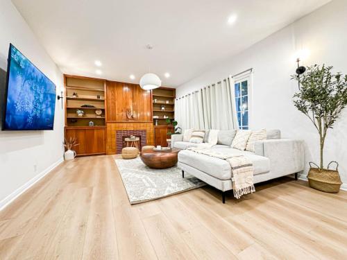 Beverly Hills-Neighboring 2-BR Home - DOH1-WW in Los Angeles, USA