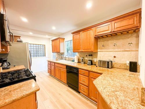 Beverly Hills-Neighboring 2-BR Home - DOH1-WW in Los Angeles, USA